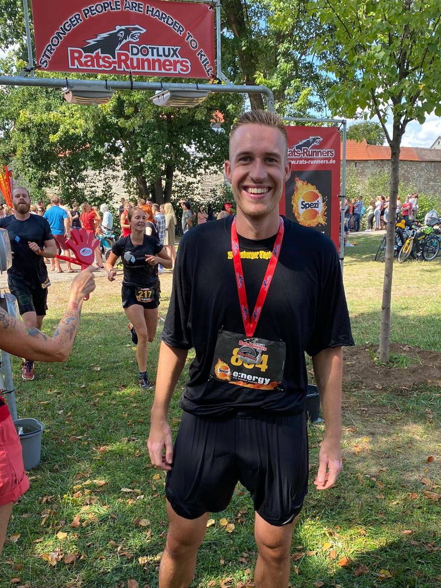 Darf nicht fehlen: Das Foto im Ziel nach 53 Minuten und gut 30 Hindernissen. Darf nicht fehlen: Das Foto im Ziel nach 53 Minuten und gut 30 Hindernissen.