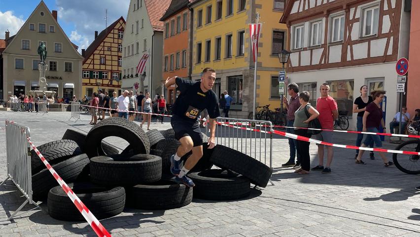 Für die Hindernisse in der Altstadt, hier ein paar dicke Autoreifen, spare ich mir die Kraft auf. Zuschauer und gute Stimmung sind in der Luitpoldstraße garantiert. Für die Hindernisse in der Altstadt, hier ein paar dicke Autoreifen, spare ich mir die Kraft auf. Zuschauer und gute Stimmung sind in der Luitpoldstraße garantiert.