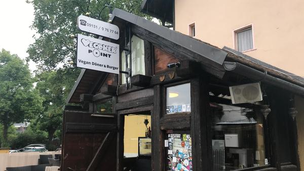 Der „Vegöner-Point“ (Fuchsengarten 1) bietet ausschließlich Veganes an. Hier findet man Döner, Dürüm, Burger, Currywurst, Eintöpfe, Frühlingsrollen und Salate. „Vegöner macht noch schöner“, lautet der Slogan. Die Filiale in Erlangen gibt es seit etwa einem Jahr, erklärt ein Mitarbeiter. Ein größerer Standort befindet sich allerdings schon länger in Nürnberg. „Vor allem kommen hier Veganerinnen und Veganer zum Essen, es waren aber auch schon ein paar Fleischesser da, die es dann doch auch ganz gut fanden.“