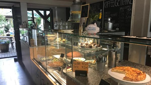 Im Café „süß & würzig“ (Untere Karlstraße 13) gibt es neben weiteren Speisen vegane Bagel, Focaccia, Salate, Kuchen und Eis. „Hier gibt es immer mindestens zwei vegane Kuchen. Gerade werden eine vegane Schokotarte und ein Avocadokuchen gebacken“, weiß Janik, einer der Studenten, die hier arbeiten und die Kuchen selbst backen. „Auch die Fruchteissorten und Zartbitter sind vegan, nur die Waffeln leider nicht.“ Die veganen Produkte sind Café meist als erstes ausverkauft.
