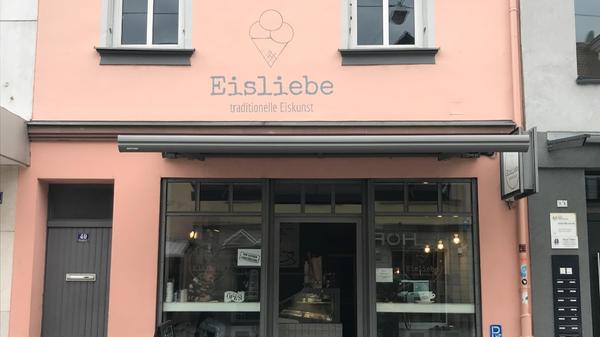 In der Eisdiele „Eisliebe“ (Hauptstraße 49) gibt es wechselnde vegane Eissorten. Dabei handelt es sich ausschließlich um Fruchteissorten wie Apfel, Maracuja, Orange oder Himbeer. Die Veganerinnen und Veganer greifen lieber zum Becher – die Eiswaffeln sind nämlich auch in der Eisliebe nicht vegan.