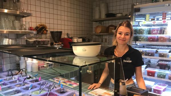 Bei „Kasper Schmauser“ (Hauptstraße 12) gibt es Salate, Bowls, Eintöpfe und Kuchen – ohne den Einsatz von Tierprodukten. „Am besten verkauft sich unsere Thai Bowl“, sagt Mitarbeiterin Tina. Alle Gerichte werden in der Filiale in Nürnberg frisch zubereitet, nur das Bananenbrot wird von „Bebananas“ zugekauft - einem Unternehmen, das Bananenbrot aus Früchten herstellt, die sonst weggeworfen würden. Neuerdings gibt es bei Kasper Schmauser veganen Feta sowie Mitnehmboxen aus Papier und Maisstärke mit Nachhaltigkeitssiegel. Stolz präsentiert Tina auch die vytal-Schüsseln, die hier angeboten werden: Mit einer kostenlosen App kann man Essen in solch einer Schale bestellen, mitnehmen und binnen 14 Tagen bei teilnehmenden Partnern zurückgeben.