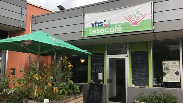 Im Lesecafé „Anständig essen“ (Hauptstraße 55) achtet man nicht nur darauf, dass die Gerichte vegan sind, sondern auch bio, Fairtrade, saisonal und regional. Hier gibt es von Mittwoch bis Samstag wechselnde Wochenkarten mit Suppen und Salaten. Darüber hinaus finden viele Stammtische zu unterschiedlichsten Themen statt und es gibt eine Bücherwand mit Lektüre über vegane Ernährung. „Manchmal kommen hier auch Nicht-Veganer rein, die ganz verdutzt schauen, wenn wir fragen, ob sie Hafer- oder Sojamilch wollen“, erzählt ein Mitarbeiter. Denn Kuhmilch gibt es hier nicht.