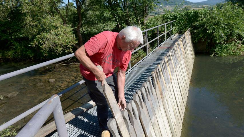 So staut sich am historischen Nadelwehr in der Fränkischen Schweiz das Wasser