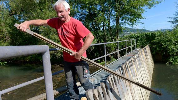 So staut sich am historischen Nadelwehr in der Fränkischen Schweiz das Wasser