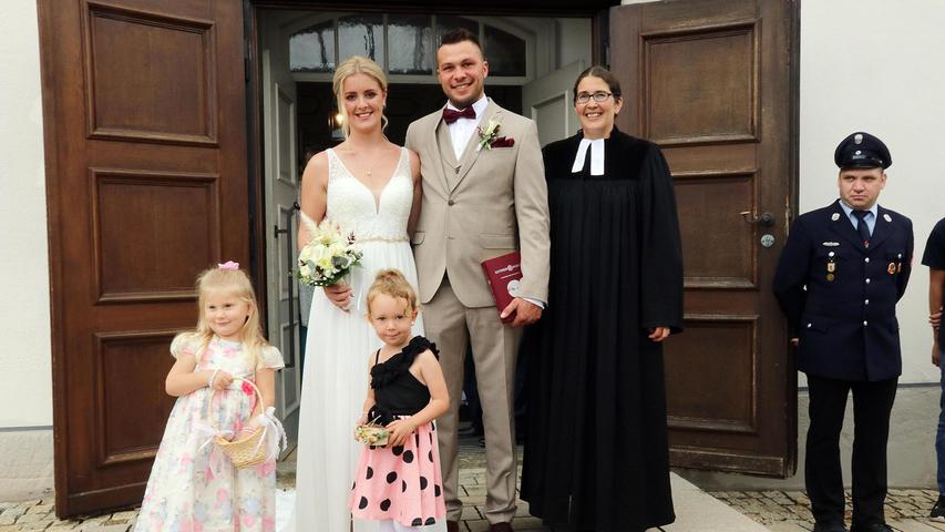 In der festlich geschmückten Plecher Markgrafenkirche St. Susannae schlossen Anna und Dominik Kiefhaber am Samstag den kirchlichen Bund der Ehe. Auf Wunsch der Braut nahm Pfarrerin Martina Berthold aus Neuhaus dem Ottenhofer Landwirt und der Erzieherin aus Velden – beide wohnen inzwischen in Ottenhof - das gegenseitige Eheversprechen ab. Nach der Trauung wurde das Brautpaar von einem großen Ehrenspalier mit Aktiven der Ottenhofer Feuerwehr überrascht. Mit einem Spalier aus Blumenbögen warteten die Kinder und die Kolleginnen der Braut aus dem Haus der Kinder der Stadt Velden. Die Spaliere konnten die frisch Vermählten natürlich nicht passieren, ohne die eine oder andere „knifflige“ Aufgabe zu lösen. An der Abordnung der Plecher Faschingsgesellschaft kam das Brautpaar am Ende auch nicht so einfach vorbei. Ob die Brautleute hier den Tipp bekamen, in ihrer Ehe nie die Heiterkeit zu vergessen, ließ sich nicht genau ermitteln. Im Alter von neun und zehn Jahren kannte sich das Paar bereits. Beide besuchten in diesem Alter das Zeltlager der SPD-Ortsvereine Velden und Plech am kleinen Brombachsee. Danach verloren sie sich aus den Augen, bis sich ihre Wege an einem Vatertag in Enzendorf zur Freude beider wieder kreuzten. Mit ihrer Hochzeit schafften sie nun die besten Voraussetzungen, sich in Zukunft nicht mehr aus den Augen zu verlieren. In der festlich geschmückten Plecher Markgrafenkirche St. Susannae schlossen Anna und Dominik Kiefhaber am Samstag den kirchlichen Bund der Ehe. Auf Wunsch der Braut nahm Pfarrerin Martina Berthold aus Neuhaus dem Ottenhofer Landwirt und der Erzieherin aus Velden – beide wohnen inzwischen in Ottenhof - das gegenseitige Eheversprechen ab. Nach der Trauung wurde das Brautpaar von einem großen Ehrenspalier mit Aktiven der Ottenhofer Feuerwehr überrascht. Mit einem Spalier aus Blumenbögen warteten die Kinder und die Kolleginnen der Braut aus dem Haus der Kinder der Stadt Velden. Die Spaliere konnten die frisch Vermählten natürlich nicht passieren, ohne die eine oder andere „knifflige“ Aufgabe zu lösen. An der Abordnung der Plecher Faschingsgesellschaft kam das Brautpaar am Ende auch nicht so einfach vorbei. Ob die Brautleute hier den Tipp bekamen, in ihrer Ehe nie die Heiterkeit zu vergessen, ließ sich nicht genau ermitteln. Im Alter von neun und zehn Jahren kannte sich das Paar bereits. Beide besuchten in diesem Alter das Zeltlager der SPD-Ortsvereine Velden und Plech am kleinen Brombachsee. Danach verloren sie sich aus den Augen, bis sich ihre Wege an einem Vatertag in Enzendorf zur Freude beider wieder kreuzten. Mit ihrer Hochzeit schafften sie nun die besten Voraussetzungen, sich in Zukunft nicht mehr aus den Augen zu verlieren.