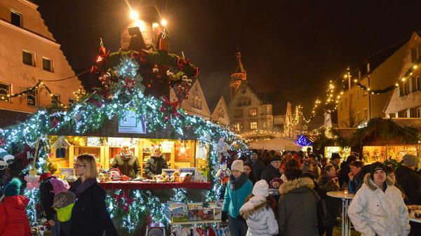Wo? Am Marktplatz. Wann? 21. November bis 8. Dezember 2024, jeweils von Donnerstag bis Sonntag. Öffnungszeiten: Donnerstag 16 bis 20 Uhr, Freitag und Samstag 16 bis 21 Uhr, Sonntag 14 bis 20 Uhr. Weihnachtliches Gebäck, handgefertigte Strickware und weitere festliche Verkaufsangebote: Zahlreiche Vereine und Institutionen aus Roth und der Umgebung laden zum Genießen auf den Marktplatz ein. Die große Auswahl an Heißgetränken wird wie gewohnt in Christkindlesmarkt-Tassen serviert. Zudem erwartet die Besucher ein abwechslungsreiches Rahmenprogramm.