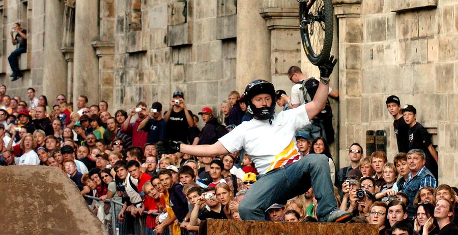 2005 fand der erste District Ride in Nürnberg statt. Statt Handykamera hatten viele Zuschauer noch eine handliche Digitalkamera in der Hand. Schon bei der ersten Auflage des Slopestyle-Spektakels kamen mehrere Tausend Zuschauer. Für die Fahrer war die Veranstaltung ein bis dato einmaliges Erlebnis.
 
 Alles zur Geschichte des Freeride-Sports finden Sie hier.