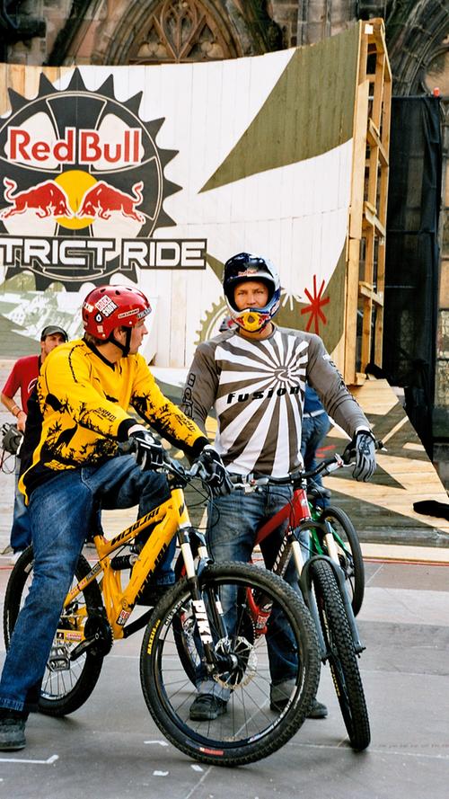 2005 waren viele deutsche Fahrer vertreten. Hier zu sehen Guido Tschugg (rechts) und Joscha Forstreuther. Beide Fahrer sind mittlerweile schon sozusagen in Rente und nicht mehr im Wettkampf aktiv, arbeiten jedoch weiterhin in der Bikebranche. Auch die deutschen Größen Timo Pritzel und Carlo Dieckmann waren beim District Ride 2005 vertreten.