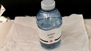 Eine Flasche Wasser - drapiert auf einer Serviette - gab es für die Veganerin auf dem zehnstündigen Flug zur Stärkung.