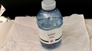 Eine Flasche Wasser - drapiert auf einer Serviette - gab es für die Veganerin auf dem zehnstündigen Flug zur Stärkung. Eine Flasche Wasser - drapiert auf einer Serviette - gab es für die Veganerin auf dem zehnstündigen Flug zur Stärkung.