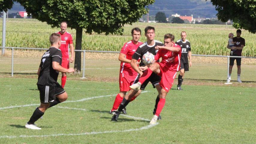 In der Fußball-Kreisklasse West endete das Derby zwischen der Eintracht Kattenhochstatt (in Rot) und dem FC/DJK Weißenburg mit einem 0:0 der umkämpften Sorte.