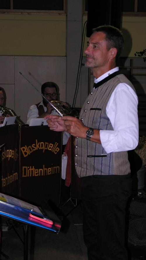 Spontan dirigierte Schirmherr und Rathauschef Günter Ströbel die Blaskapelle.  