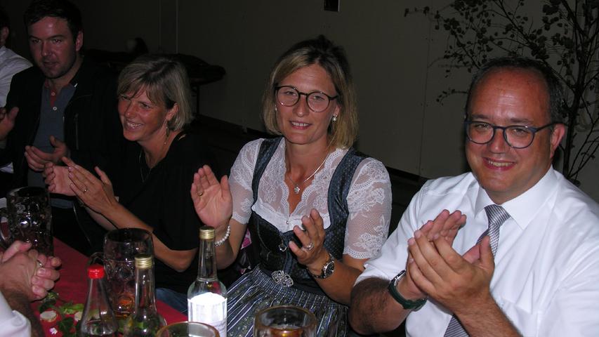 Landrat Manuel Westphal und seine Frau Silke (von rechts) genossen den Abend im Nachbardorf.
