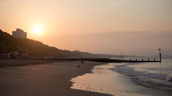 Die Grafschaft Cornwall an der "südwestlichen Spitze Englands gilt als ergreifend schön und wildromantisch", schreibt das Online-Portal Travelbook. Wären da nicht die wahnsinnigen Menschenmassen, die sich in der Reisezeit dort ansammeln würden. Teilweise seien die Umstände so schwierig, dass es für Bewohnerinnen und Bewohner kaum auszuhalten sein soll. In den Reisezeiten sind die engen Gassen laut des Portals mit Menschen, Autos und Müll vollgestopft. Tourismusverbände hätten bereits in den vergangenen Jahren ausdrücklich darum gebeten, Cornwall nicht zu besuchen. Fodor's möchte diese Warnung in der No-List eindringlich wiederholen.