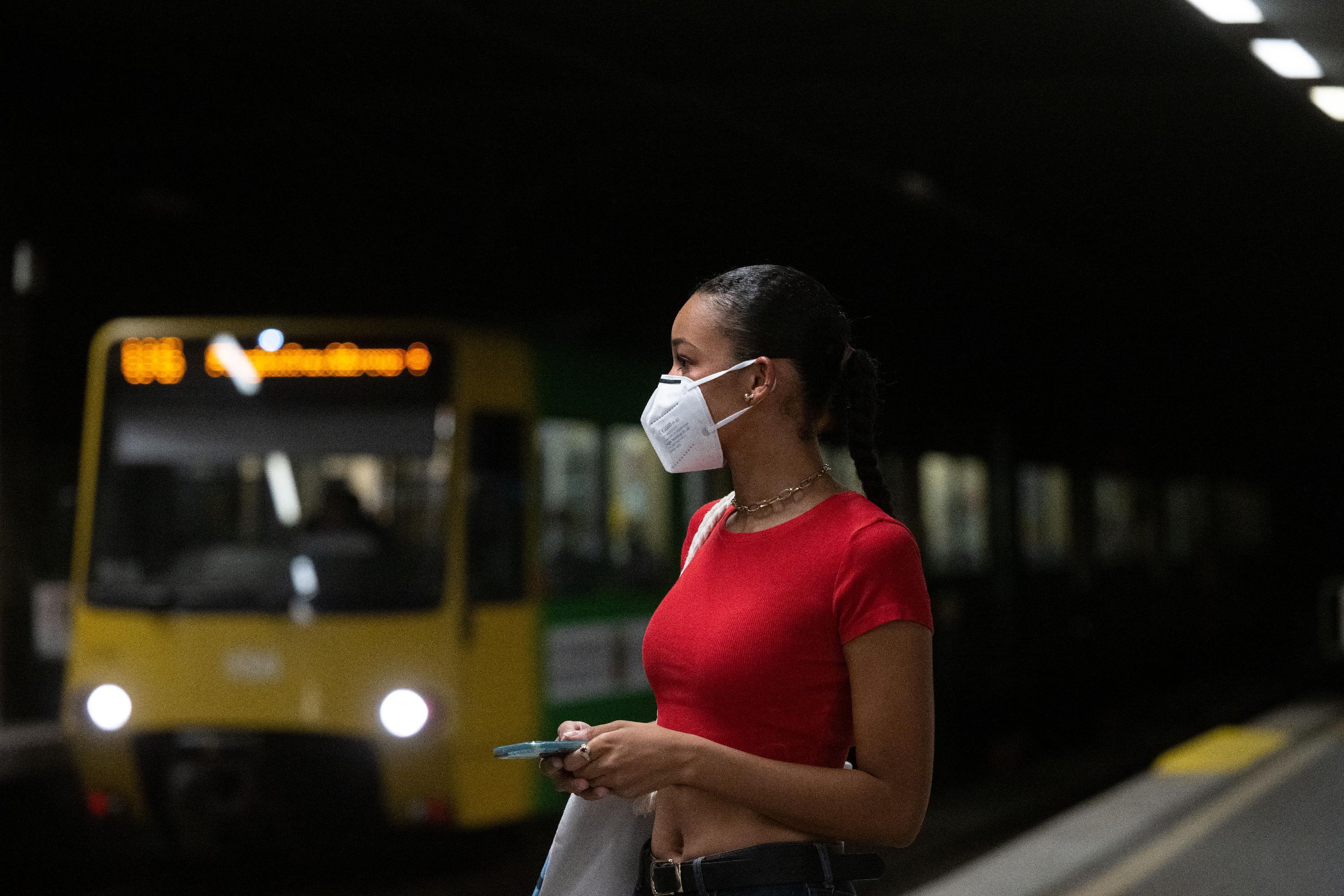 In Fernzügen und auch Fernbussen wie etwa Flixbus müssen Fahrgäste seit 1. Oktober FFP2-Masken tragen. Mit dem Monatswechsel sind die entsprechenden neuen Corona-Vorgaben in Kraft getreten. In den Fernzügen der Bahn reichte bisher auch eine OP-Maske, eine FFP2-Maske wurde nur empfohlen. Auch bei Flixbus genügte nach Angaben einer Sprecherin bisher eine medizinische Maske. Im Regionalverkehr entscheiden die Bundesländer selbst. Deren Gesundheitsminister hatten sich aber dafür ausgesprochen, an der geltenden Maskenpflicht in Bussen und Bahnen festzuhalten. 