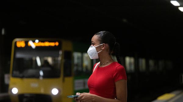 In Fernzügen und auch Fernbussen wie etwa Flixbus müssen Fahrgäste seit 1. Oktober FFP2-Masken tragen. Mit dem Monatswechsel sind die entsprechenden neuen Corona-Vorgaben in Kraft getreten. In den Fernzügen der Bahn reichte bisher auch eine OP-Maske, eine FFP2-Maske wurde nur empfohlen. Auch bei Flixbus genügte nach Angaben einer Sprecherin bisher eine medizinische Maske. Im Regionalverkehr entscheiden die Bundesländer selbst. Deren Gesundheitsminister hatten sich aber dafür ausgesprochen, an der geltenden Maskenpflicht in Bussen und Bahnen festzuhalten.