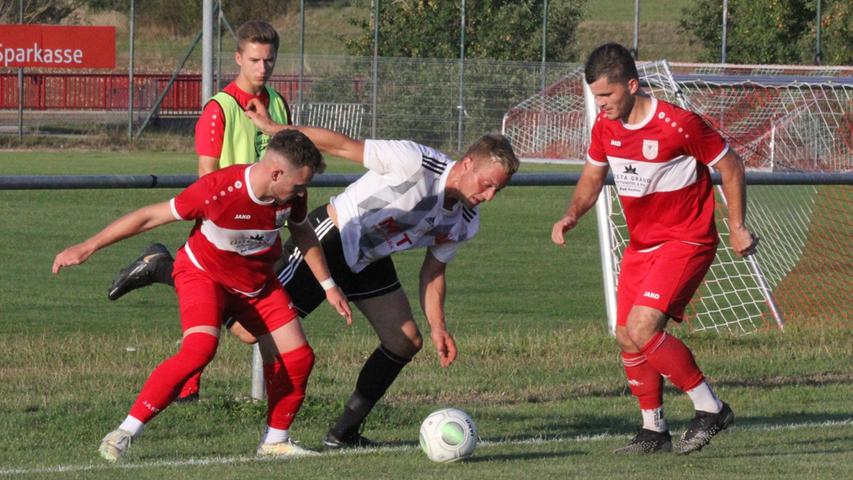 Vorgezogenes Match vom dritten Kreisliga-Spieltag: Der TSV 1860 Weißenburg II (in Rot) gewann sein Kirchweihspiel gegen den SC Polsingen mit 3:0.
