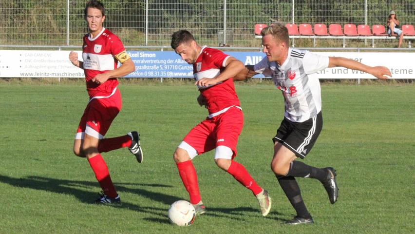 Vorgezogenes Match vom dritten Kreisliga-Spieltag: Der TSV 1860 Weißenburg II (am Ball Markus Lehner) gewann sein Kirchweihspiel gegen den SC Polsingen mit 3:0.