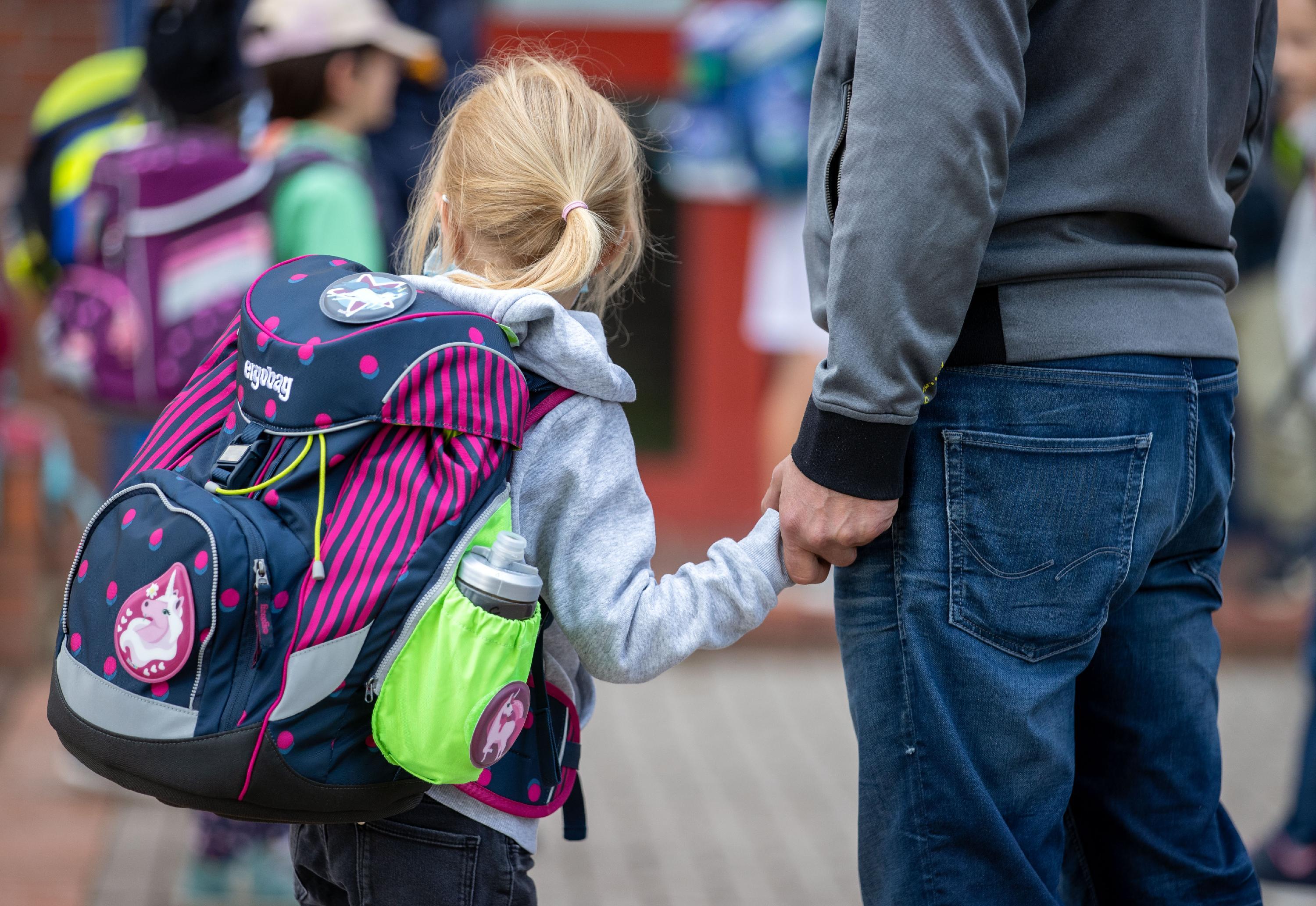 Für Schulen und Kitas können die Bundesländer wieder verpflichtende und regelmäßige Tests einführen. Ab der fünften Klasse soll eine Maskenpflicht möglich sein. 