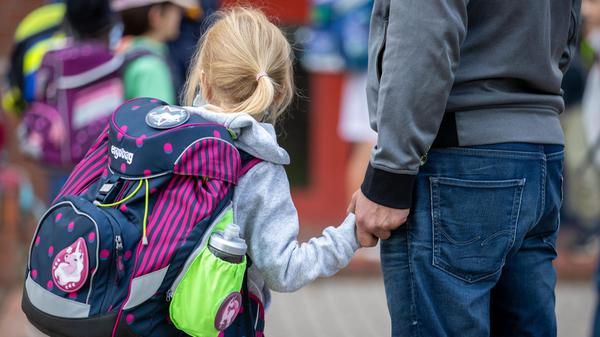 Für Schulen und Kitas können die Bundesländer wieder verpflichtende und regelmäßige Tests einführen. Ab der fünften Klasse soll eine Maskenpflicht möglich sein.