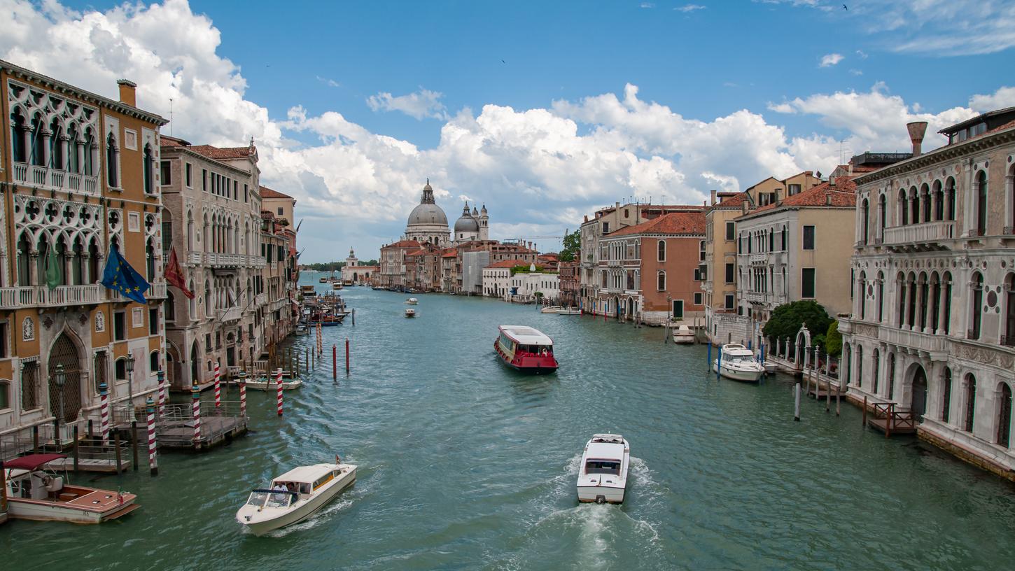 Der Canal Grande schlingert sich durch das Zentrum von Venedig. Der Canal Grande schlingert sich durch das Zentrum von Venedig.