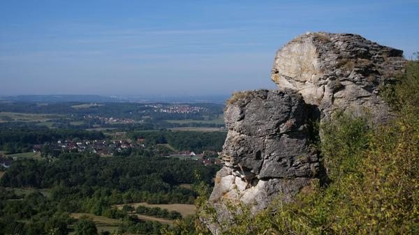 Das Walberla ist eine der bekanntesten Erhebungen Frankens - und per Zug gut zu erreichen. Dazu muss man zunächst die S-Bahn oder den Regionalexpress nach Forchheim nehmen und dort in die Wiesenttalbahn nach Ebermannstadt umsteigen. Die Verbindung wird meist alle 60 Minuten angeboten, der Ausstieg empfiehlt sich am Bahnhof Wiesenthau. Fahrzeit ab Nürnberg: eine gute halbe Stunde. Vom Bahnhof Wiesenthau sind es 2,9 Kilometer bis zum Walberla-Nordgipfel auf 513 Metern Höhe. Wer will, kann noch rund einen Kilometer weiter bis zur 531 Meter hohen Rodenstein-Südkuppe gehen.