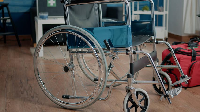 In der Bamberger Innenstadt ereignete sich im August ein Vorfall, bei dem ein betrunkener Mann in seinem Rollstuhl kollabierte. Gegen die herbeigerufene Hilfe wehrte sich der Mann mit allen Kräften. Später stelle sich heraus: Den Rollstuhl brauchte er eigentlich gar nicht, sondern nutze diesen nur, um sich im Sitzen zu betrinken. In der Bamberger Innenstadt ereignete sich im August ein Vorfall, bei dem ein betrunkener Mann in seinem Rollstuhl kollabierte. Gegen die herbeigerufene Hilfe wehrte sich der Mann mit allen Kräften. Später stelle sich heraus: Den Rollstuhl brauchte er eigentlich gar nicht, sondern nutze diesen nur, um sich im Sitzen zu betrinken.