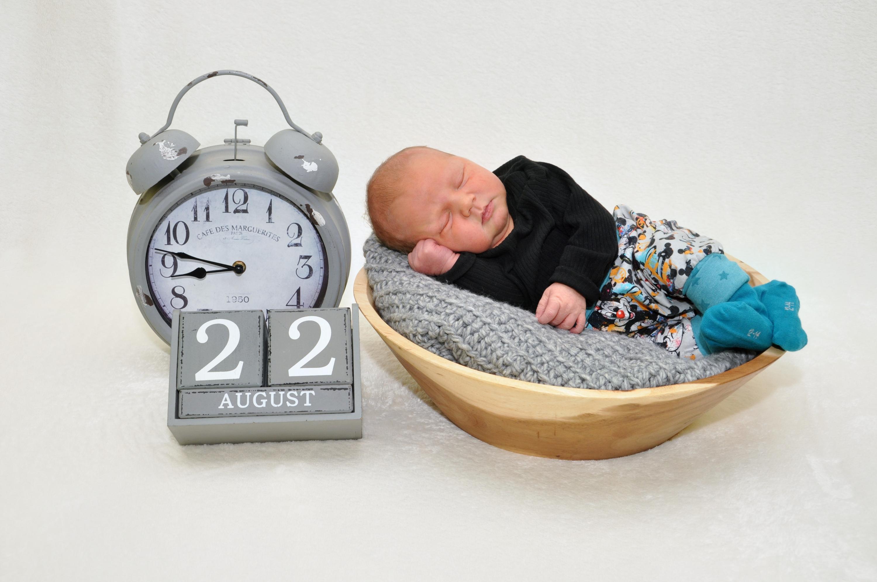 Der kleine Konstantin erblickte am 22. August im Klinikum Hallerwiese das Licht der Welt. Bei 55 Zentimetern bringt Konstantin glatte 3800 Gramm auf die Waage.