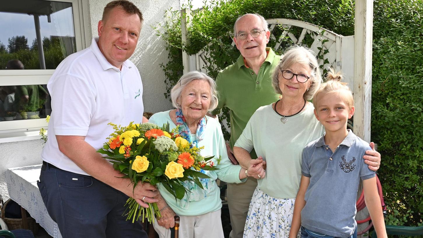 Dorothea Korff hat ihren 99. Geburtstag gefeiert. Gratuliert haben unter anderem (v.l.) Bürgermeister Norbert Stumpf, Schwiegersohn Hans Milles und Tochter Dorothea, sowie Urenkel Felix. 
