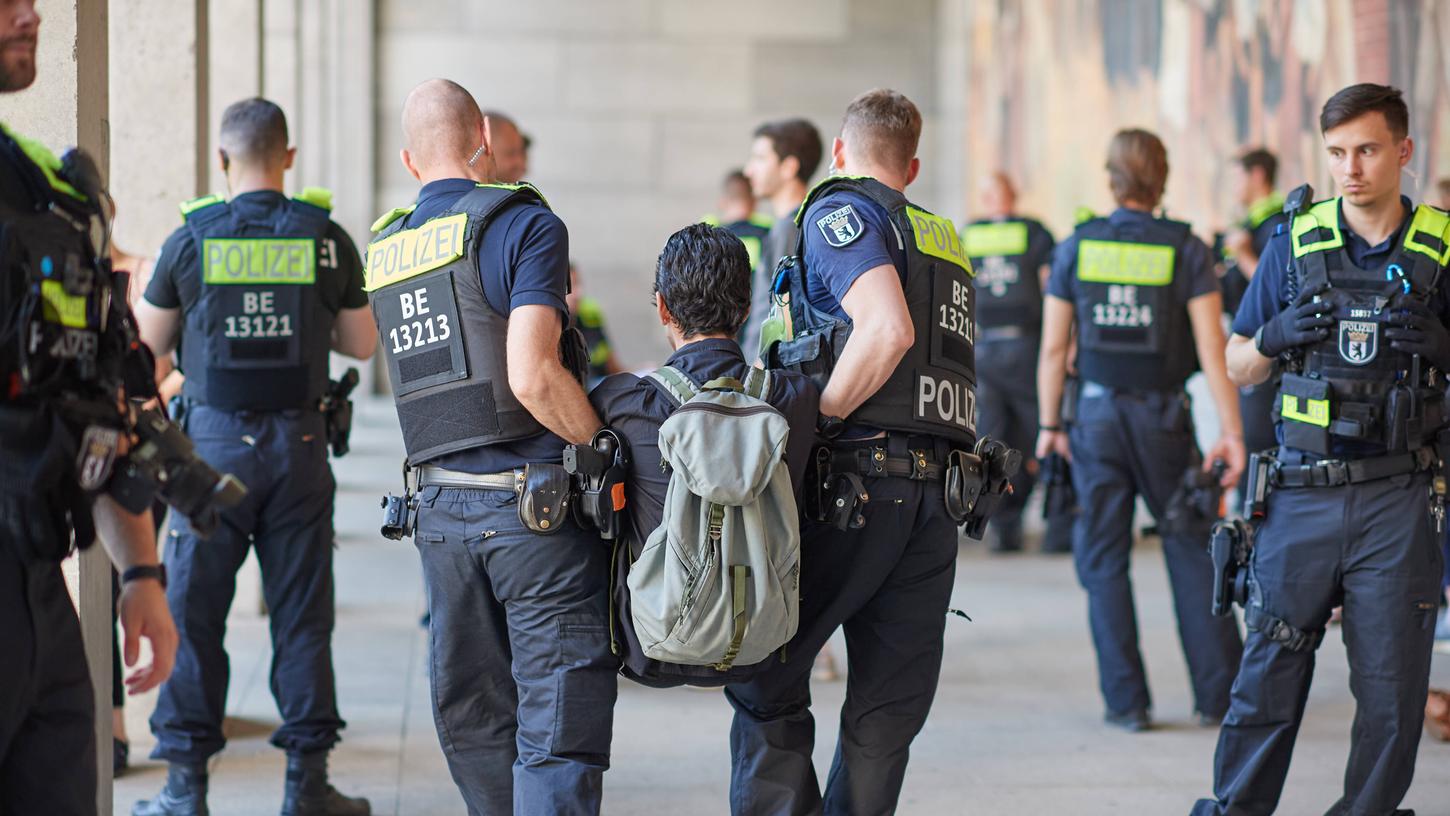 Es kam immer wieder zu Straßenblockaden durch Klima-Demonstranten.