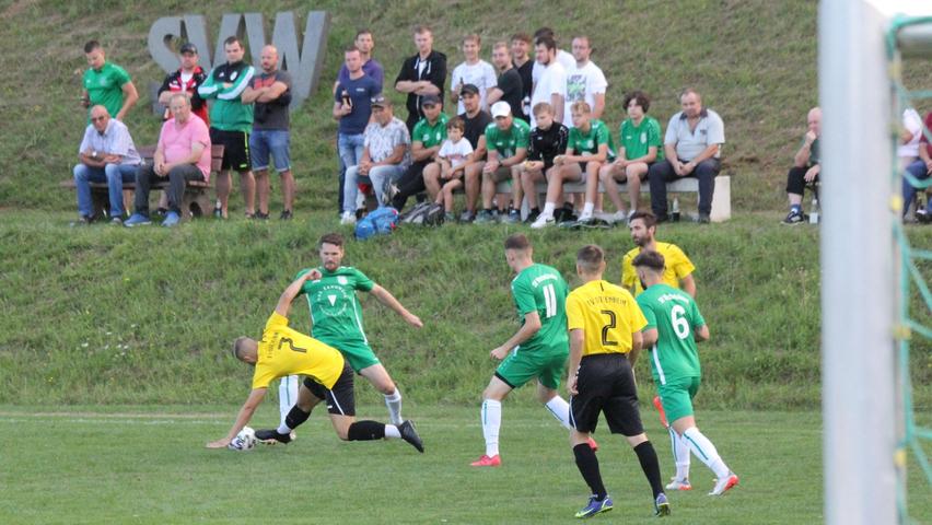 Der SV Wettelsheim (in Grün) musste sich trotz schöner Kulisse und viel Fan-Unterstützung mit 0:2 gegen den FV Dittenheim geschlagen geben.
