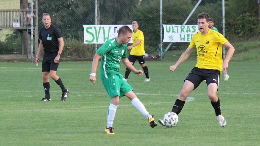 Der SV Wettelsheim (in Grün) musste sich trotz schöner Kulisse und viel Fan-Unterstützung mit 0:2 gegen den FV Dittenheim geschlagen geben.
