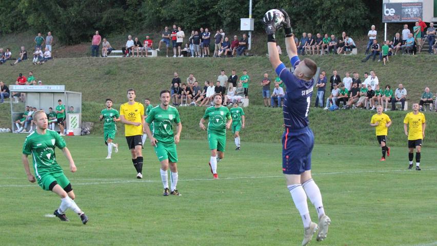 Der SV Wettelsheim (in Grün) musste sich trotz schöner Kulisse und viel Fan-Unterstützung mit 0:2 gegen den FV Dittenheim geschlagen geben.