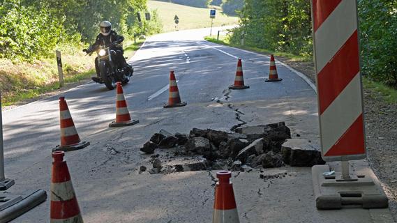 Folge der extremen Trockenheit: Straße zwischen Weilersbach und Rettern bricht auf