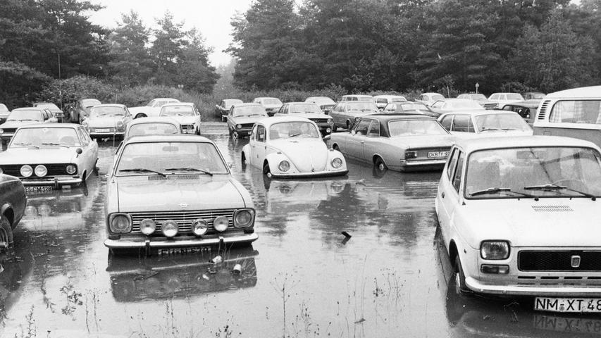 Wild war nicht nur die Musik, wild war auch der Regen: Parkplatz für Festivalbesucher.