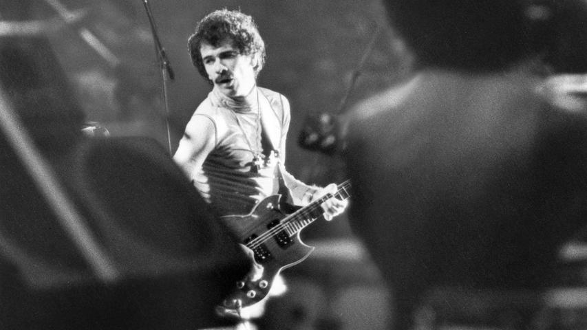 In Gitarren-Gottes Namen, Amen: Carlos Santana im Jahr 1977 auf der Bühne am Zeppelinfeld, wo der Superstar des Latin-Rock unter anderem seinen Hit "Black Magic Woman" spielte.
