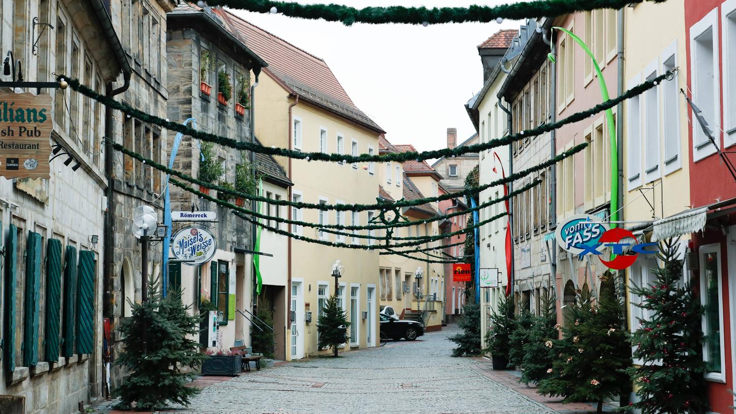 Anlässlich des Christkindlesmarkts wird die Innenstadt von Bayreuth festlich geschmückt.