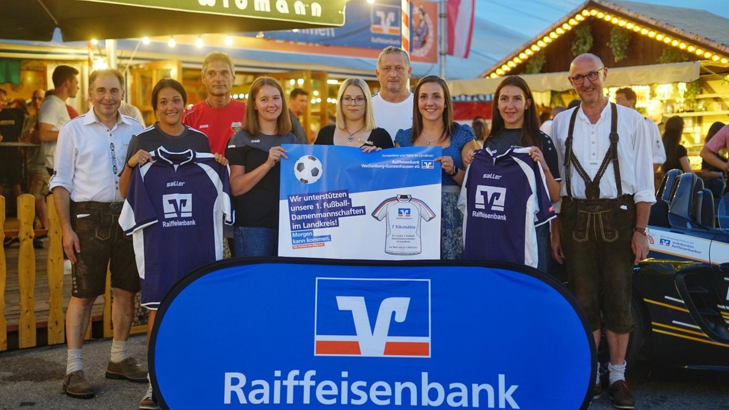 Die Würzbuam und eine Spende für den Frauenfußball in Weißenburg-Gunzenhausen