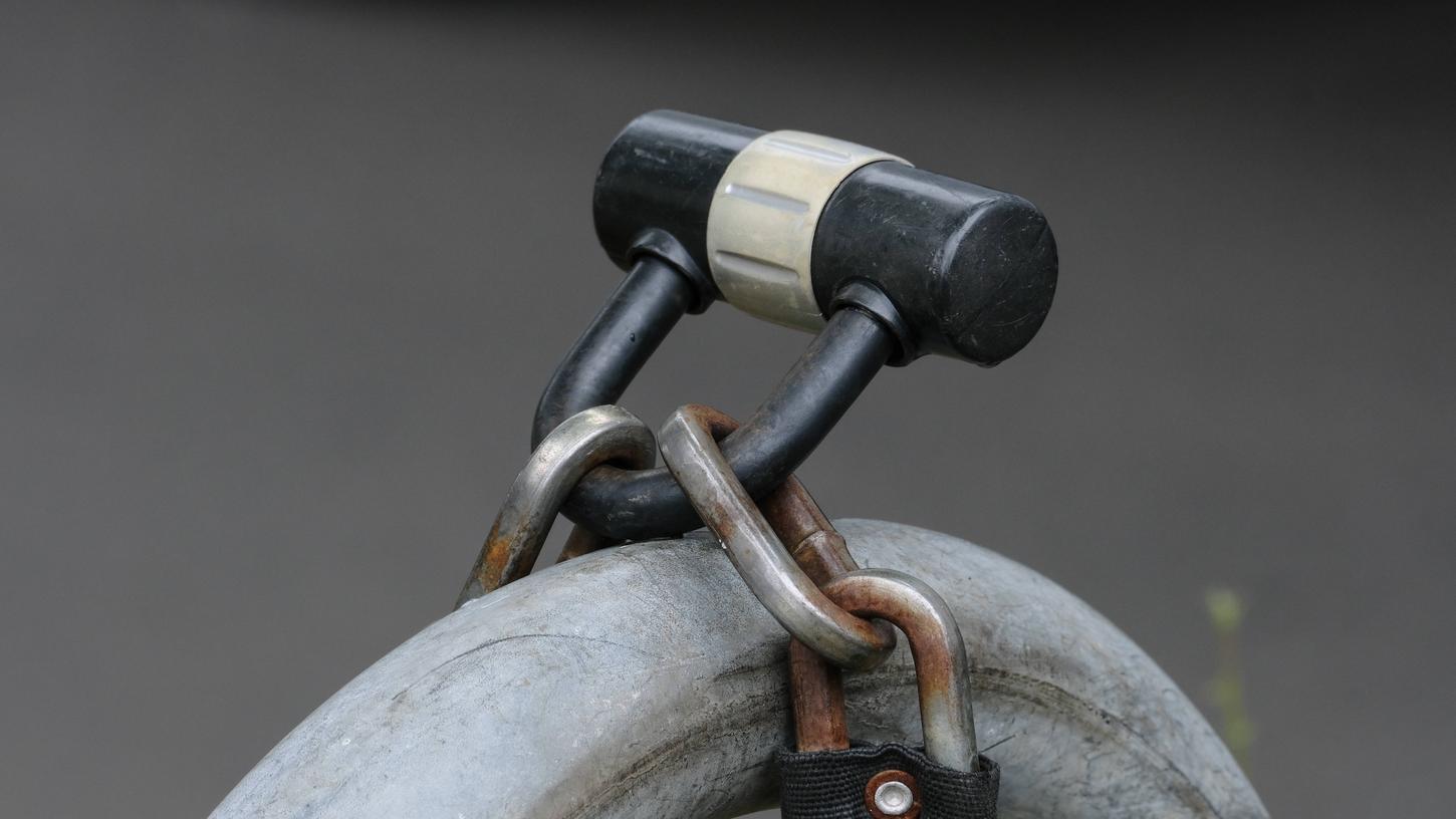 Die 24-jährige Studentin wurde zuerst mit einem schweren Fahrradschloss angegriffen und anschließend bestohlen. (Symbolbild)