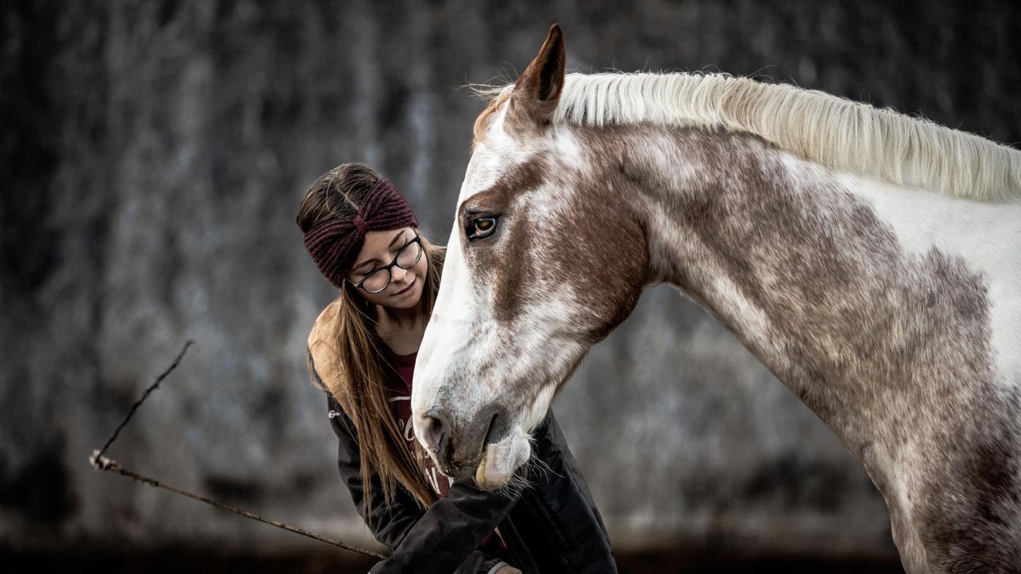 Jolina und ihr Pferd Cappuccino sind seit ihrem dritten Lebensjahr ein Dreamteam. Seit er nur noch auf einem Auge sieht, sind die beiden noch enger zusammengewachsen.