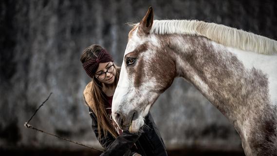 Beeindruckt von jungem Mädchen: Ein Kurzfilm erzählt von Jolina und ihrem kranken Pferd