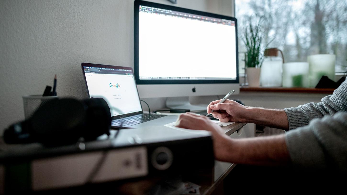 Das Phänomen des "Overemployments" - also das Verrichten zweier Jobs gleichzeitig im Homeoffice - wird in den USA immer beliebter. (Symbolfoto)