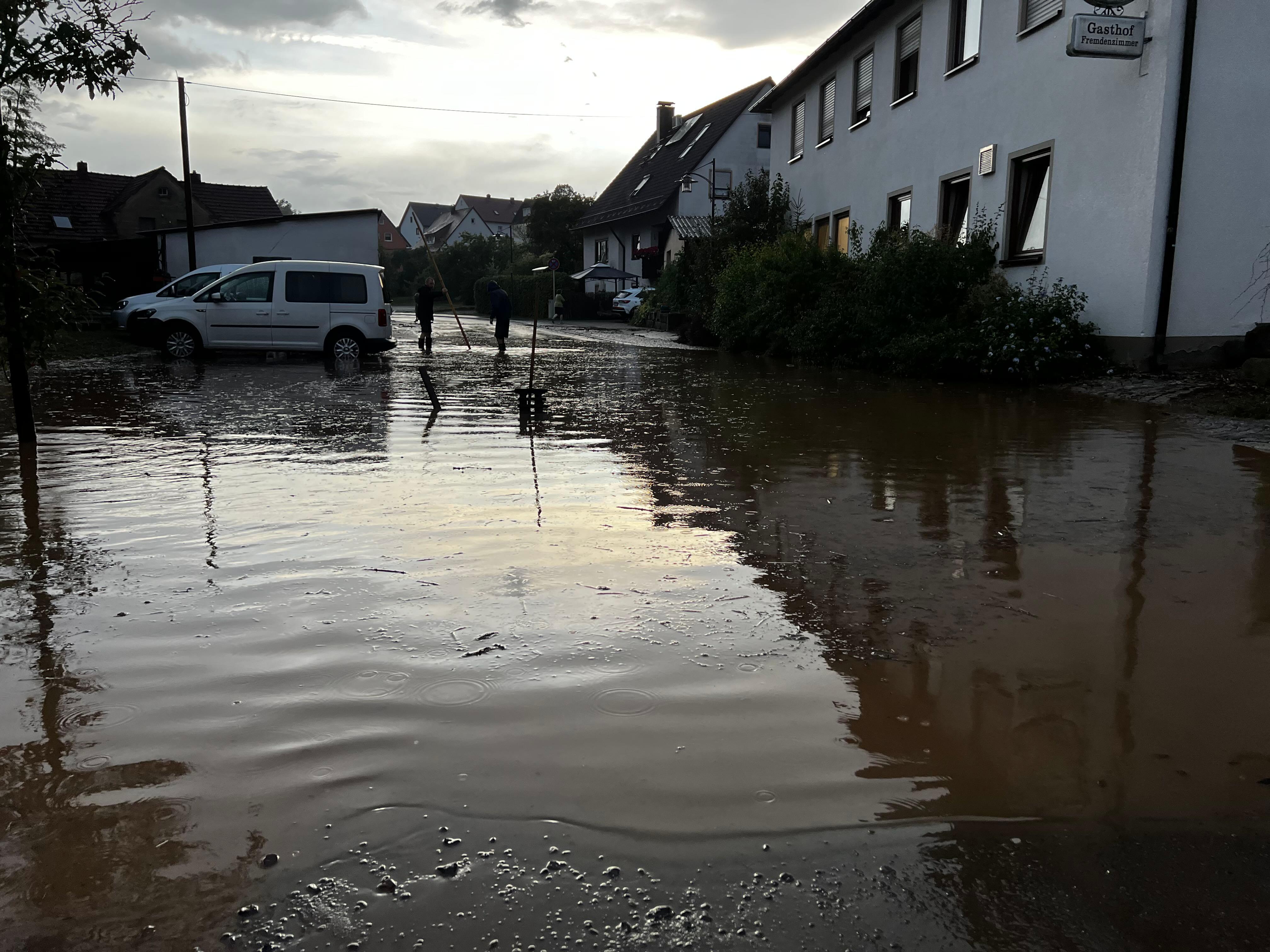 Einsatzgründe waren hauptsächlich überflutete Keller oder umgefallene Bäume auf Straßen und Gehwegen.