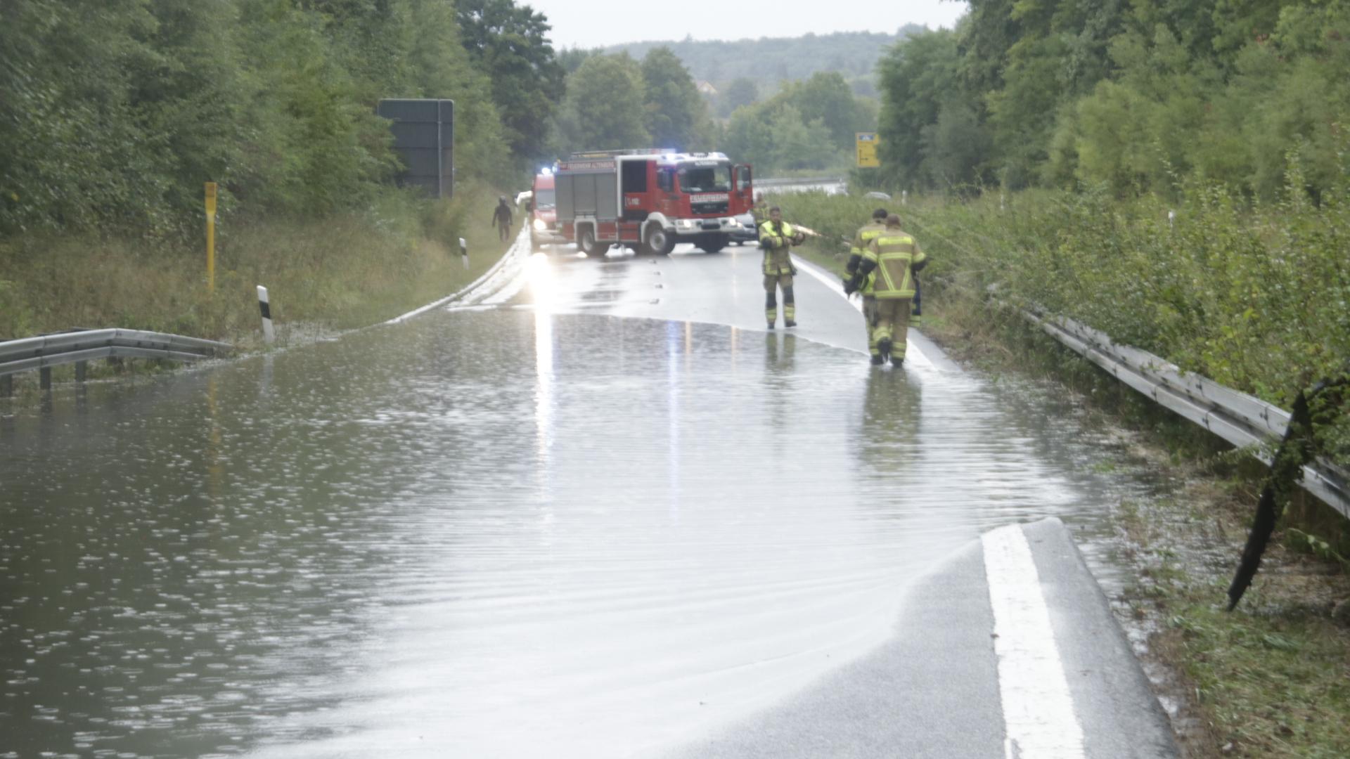 Einige Straßen waren in Folge des Regens überschwemmt, Gullideckel wurden nach oben gedrückt und Autos versuchten sich ihren Weg durch die nassen Straßen zu bahnen, wobei einige auch stecken blieben.