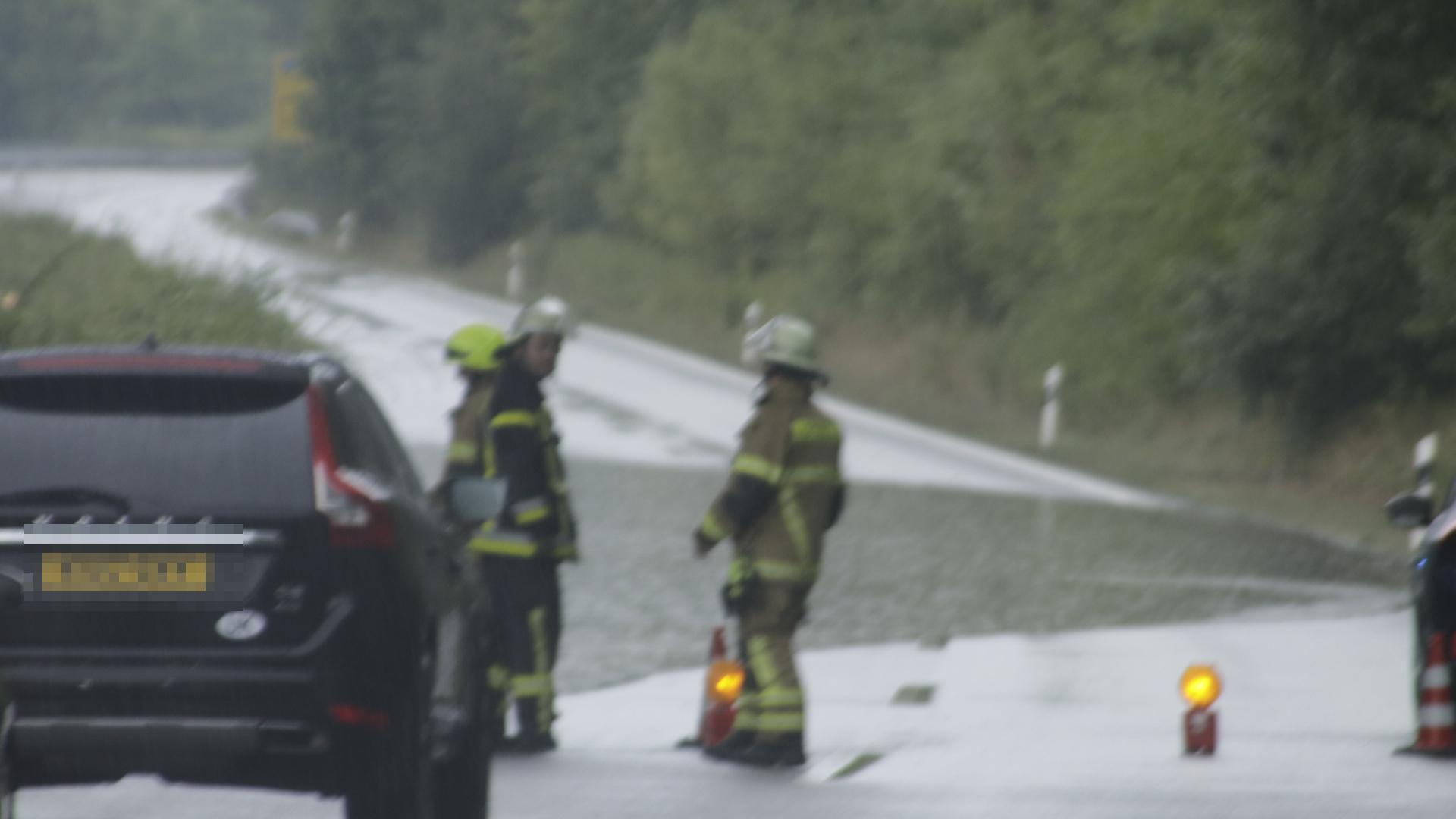 Auch die B8 bei Fürth war 30 cm unter Wasser und musste daraufhin gesperrt werden. 