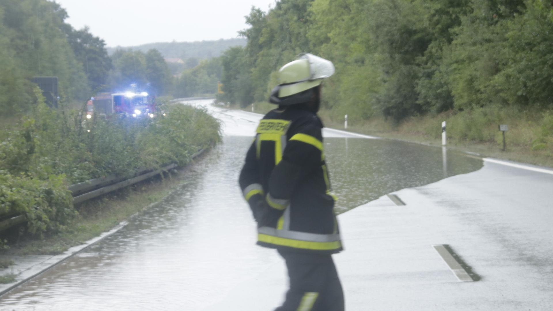 In Nürnberg waren alle 18 Freiwillige Feuerwehren im Einsatz, auch das Technische Hilfswerk (THW) half beim Abpumpen.