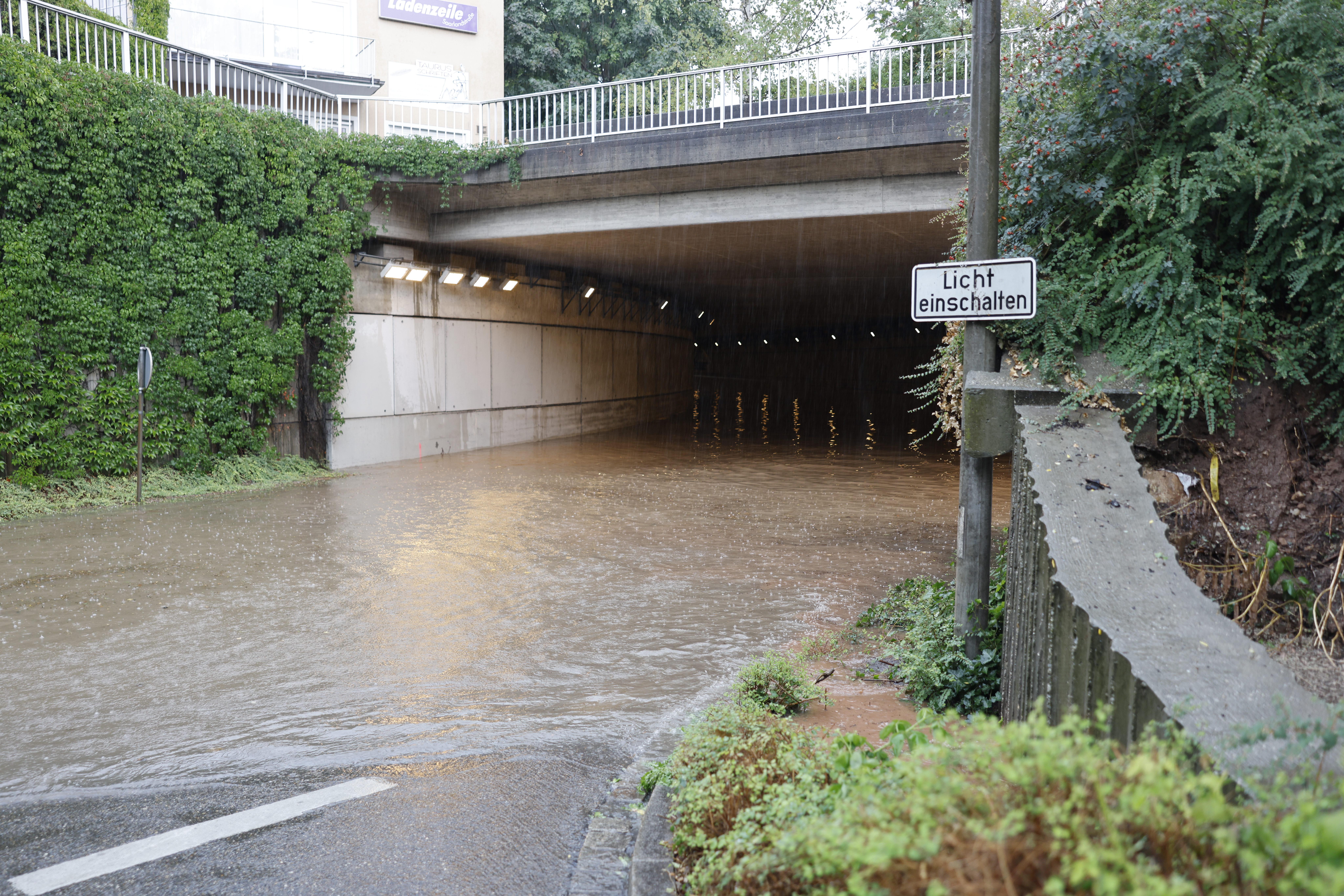 Mehrere Autos blieben aufgrund der Wassermassen in Unterführungen in Nürnberg und Zirndorf stecken.