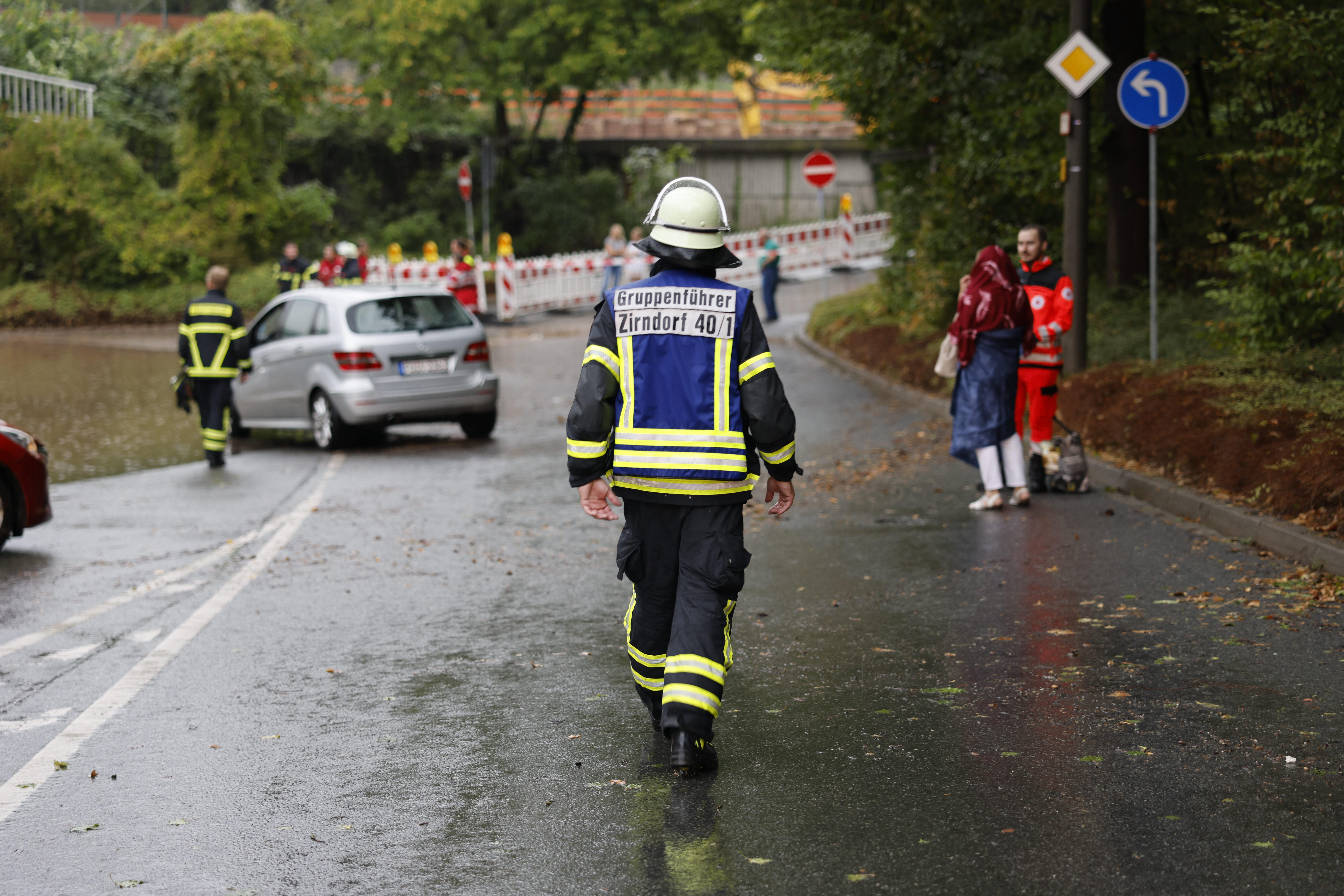Bis in die Nacht hinein waren die Einsatzkräfte damit beschäftigt, die Unwetterschäden zu beseitigen. Keller wurden leer gepumpt und die letzten Bäume aus dem Weg geräumt.