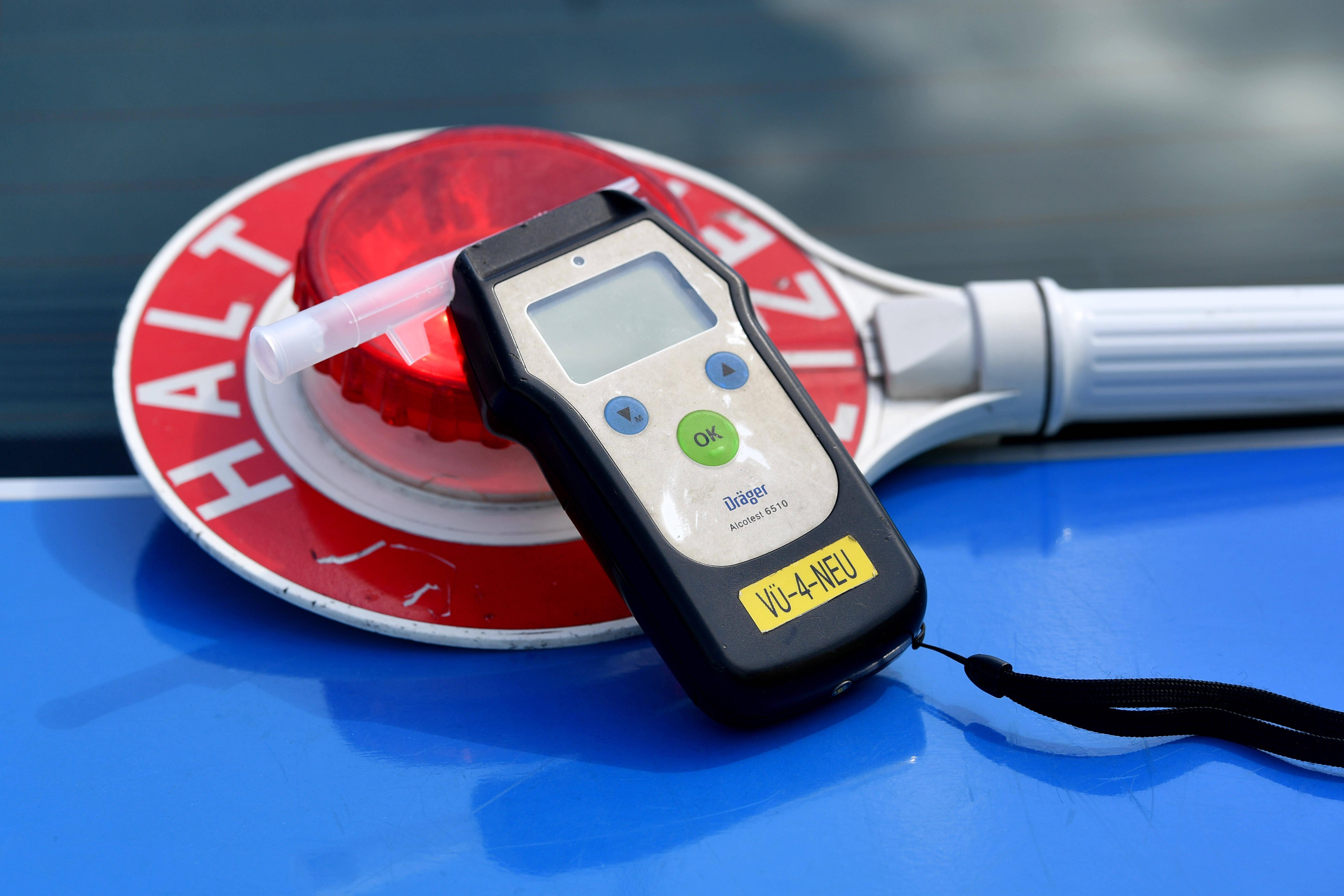 Ein Alkoholtester liegt auf einer Polizeikelle. (Symbolbild) Ein Alkoholtester liegt auf einer Polizeikelle. (Symbolbild)
